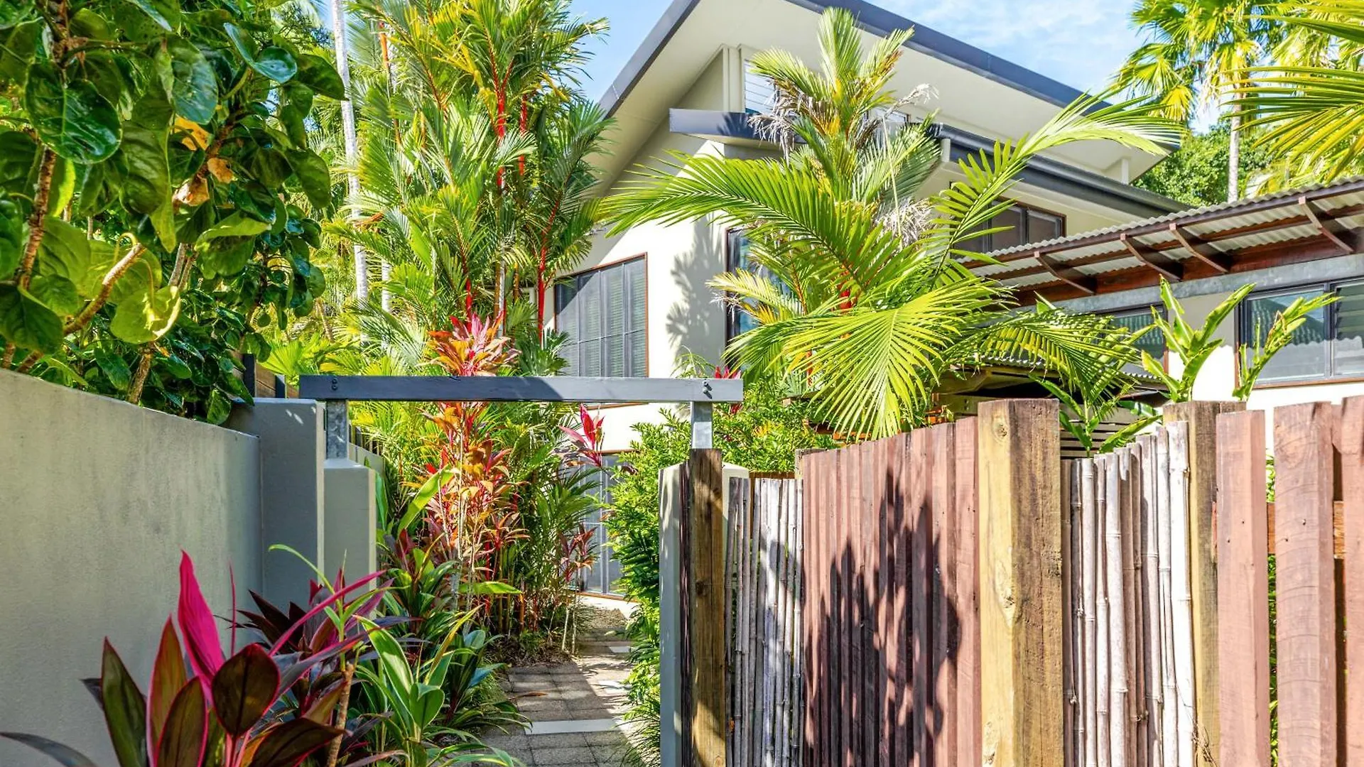 Leilani Tiare - Stylish Villa On Four Mile Beach Port Douglas 0*,